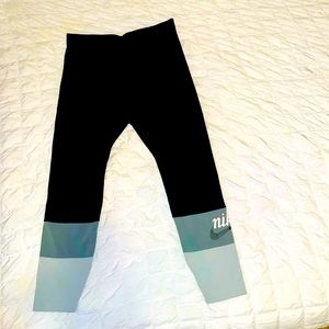 Nike Sportswear Essential Leggings